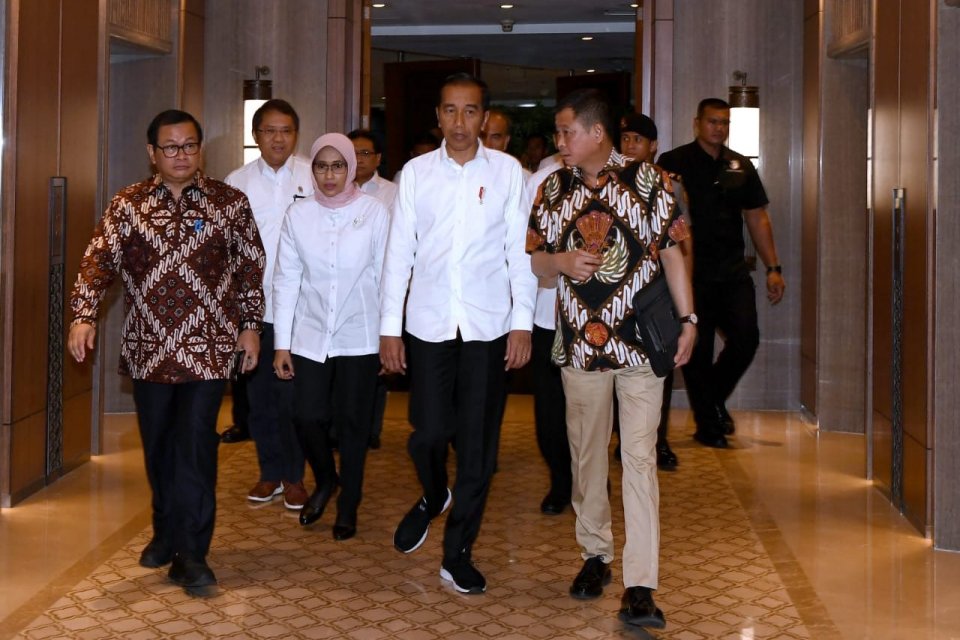 Sekretaris Kabinet Pramono Anung, Plt Dirut PLN Sripeni Inten Cahyani, dan Menteri Energi dan Sumber Daya Mineral (ESDM) Ignatius Jonan mendampingi Presiden Joko Widodo yang mengunjungi kantor pusat PLN, Senin (5/8) pagi. Jokowi meminta penjelasan dari ma