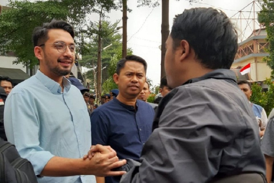 Vice President Corporate Affairs Gojek Michael Reza Say (kiri) menemui perwakilan mitra pengemudi yang berunjuk rasa di kantor Gojek, Jakarta, Senin (5/8).