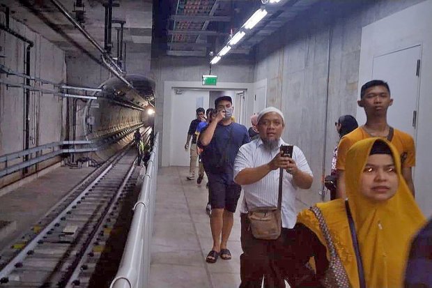 Akibat listrik mati, penumpang PT MRT Jakarta pada Minggu, (04/08/2019 harus dievakuasi baik yang berada di stasiun maupun yang berada didalam kereta. 