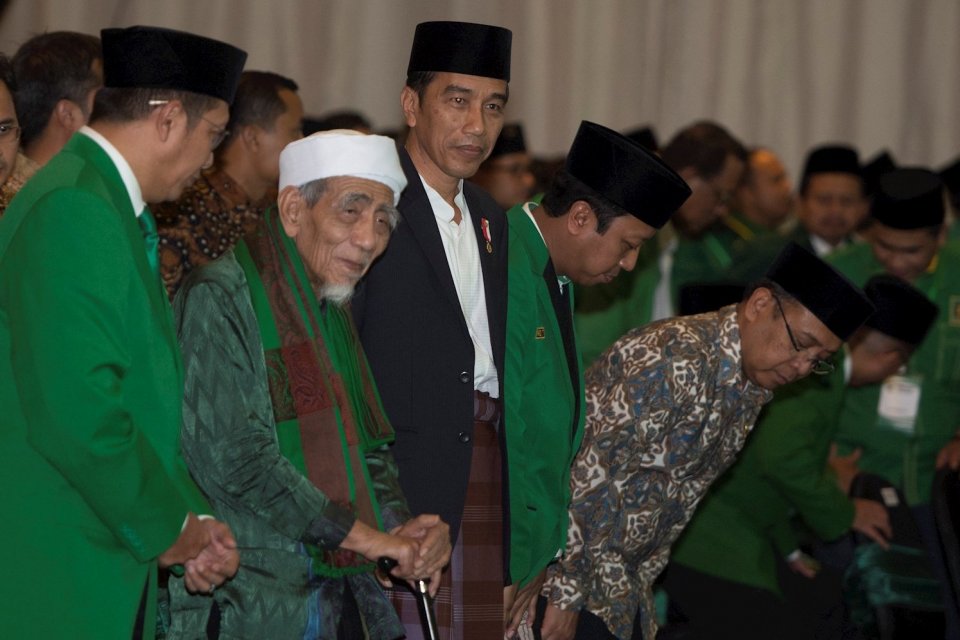 Presiden Joko Widodo (ketiga kiri) bersama Ketua Majelis Syariah PPP Maimun Zubair (kedua kiri), Ketua Majelis Pakar PPP Lukman Hakim Saifuddin (kiri), dan Ketum PPP Romahurmuziy (keempat kiri) dan tamu undangan lainnya mengikuti rangkaian acara penutupan