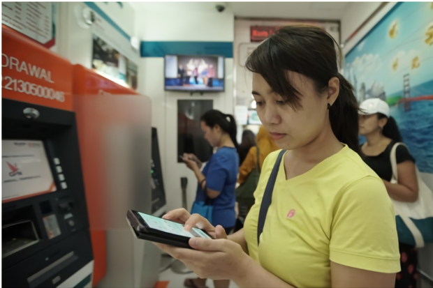 PMI di Hong Kong sedang Melakukan Transaksi dengan Mobile Banking BNI. Layanan digital BNI Sudah Bisa Dinikmati oleh Pekerja Migran Indonesia di Hong Kong.