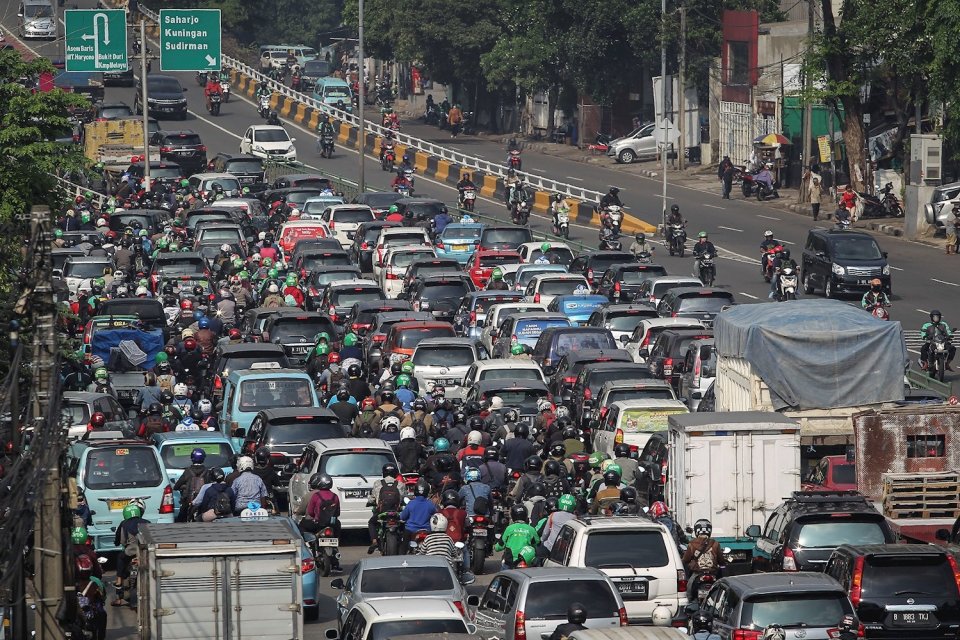 Kemacetan yang terjadi di salah satu jalan utama di Jakarta. Gojek, Grab, Ganjil Genap