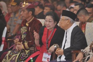  Ketua Umum DPP PDIP Megawati Soekarnoputri bersama Presiden Joko Widodo berbincang dengan Wakil Presiden terpilih Ma'ruf Amin pada pembukaan Kongres