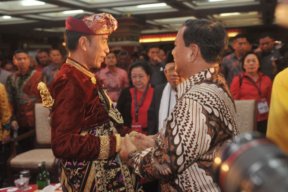 Presiden Joko Widodo (kiri) berjabat tangan dengan Ketua Umum Partai Gerindra Prabowo Subianto saat hadir pada pembukaan Kongres V PDIP di Sanur, Bali, Kamis (8/8/2019). Kongres V PDIP yang berlangsung 8-11 Agustus 2019 tersebut dihadiri sekitar 2.170 pes