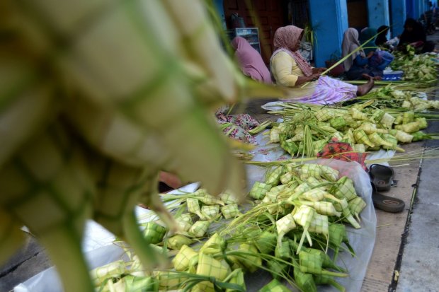 Warga membuat kulit ketupat dari daun kelapa untuk dijual. Memasak ketupat merupakan salah satu tradisi lebaran, baik Idul Fitri maupun Idul Adha, yang hanya ada di Indonesia. Di belahan dunia lain, umat Muslim memiliki tradisi perayaan Idul Fitri dan Idu