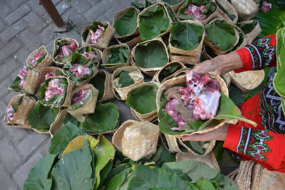 besek bambu, wadah daging kurban, kampanye pembagian daging kurban tanpa plastik, berkah Idul Adha, perajin besek bambu