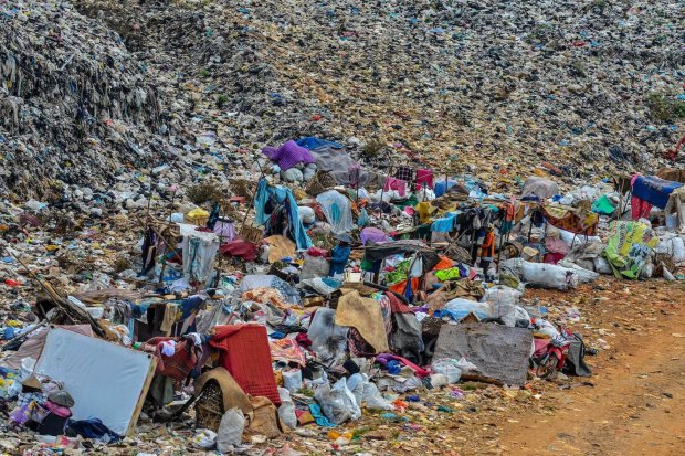 Pemulung memilah sampah yang sudah dikumpulkan di Tempat Pembuangan Akhir (TPA) sampah Kampung Ciangir, Kota Tasikmalaya, Jawa Barat.