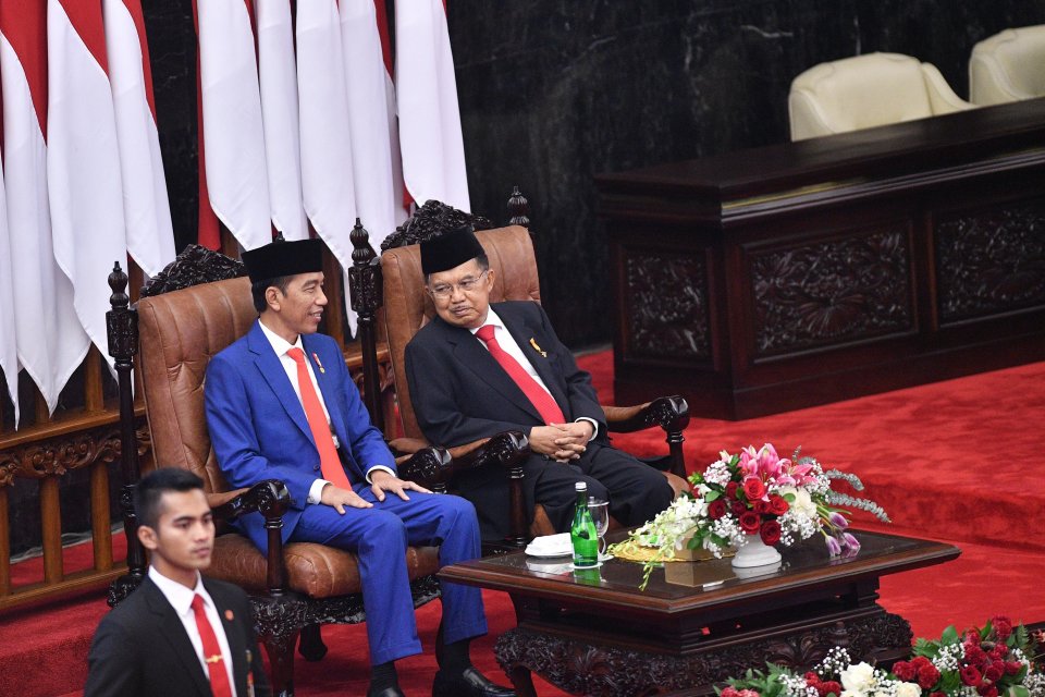 Presiden Joko Widodo (kiri) bersama Wakil Presiden Jusuf Kalla menghadiri Sidang Tahunan MPR di Kompleks Parlemen, Senayan, Jakarta, Jumat (16/8/2019). 