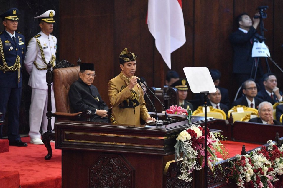 Presiden Joko Widodo dengan baju adat suku Sasak NTB menyampaikan pidato kenegaraan dalam rangka HUT Ke-74 Kemerdekaan RI dalam Sidang Bersama DPD-DPR di Kompleks Parlemen, Senayan, Jakarta, Jumat (16/8/2019). 