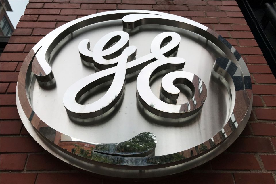 Logo General Electric Co. terlihat di gedung kantor pusat perusahaan tersebut di Boston, Massachusetts, Amerika Serikat, Selasa (23/7/2019). 