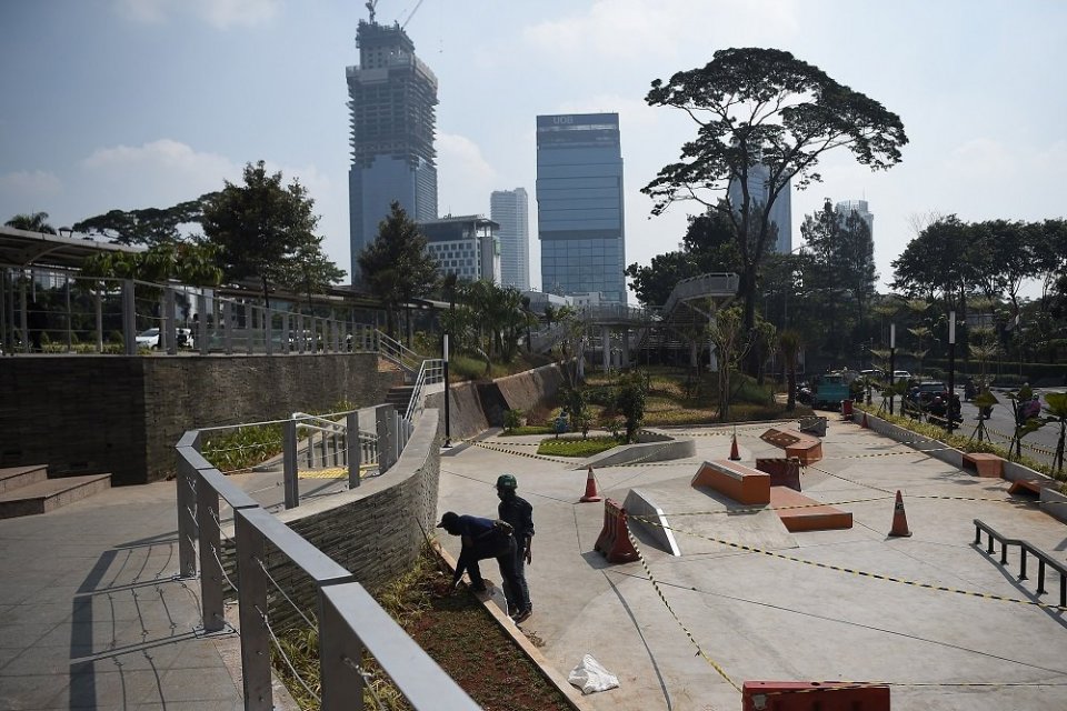 Sejumlah pekerja menyelesaikan proyek pembangunan Taman Spot dan Budaya, di Dukuh Atas, Jakarta, Jumat (12/7/2019). Pemprov DKI segera membuka untuk umum ruang terbuka hijau tersebut pada lahan seluas kurang lebih 1.600 meter persegi.