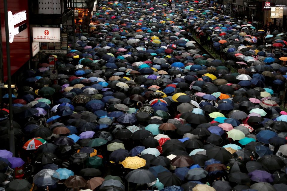 rusuh di Hong Kong, demonstrasi Hong Kong, dampak rusuh Hong Kong terhadap ekonomi, HSBC, Li Ka-shing, Stanchart
