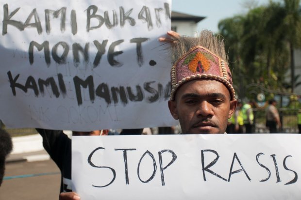 Massa yang tergabung dalam Ikatan Mahasiswa Papua Sejawa-Bali melakukan aksi unjukrasa damai di Depan Gedung Sate, Bandung, Jawa Barat, Senin (19/8/2019). Aksi tersebut merupakan aksi solidaritas dan bentuk protes terhadap kekerasan serta diskriminasi ras