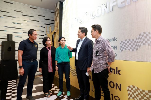 Presiden Direktur PT Bank Maybank Indonesia Tbk (Maybank Indonesia) Taswin Zakaria bersama Project Director Maybank Marathon Widya Permana, Head, Corporate Communication Maybank Indonesia Esti Nugraheni serta perwakilan PB PASI dan perwakilan sponsor meng