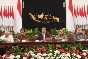  Presiden Joko Widodo memberikan keterangan pers terkait rencana pemindahan Ibu Kota Negara di Istana Negara, Jakarta, Senin (26/8/2019). 