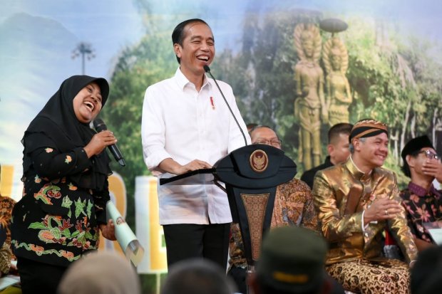 Jokowi saat berdialog dengan warga Purworejo, Jawa Tengah, yang ingin menggadaikan sertifikat tanah untuk membeli mobil.