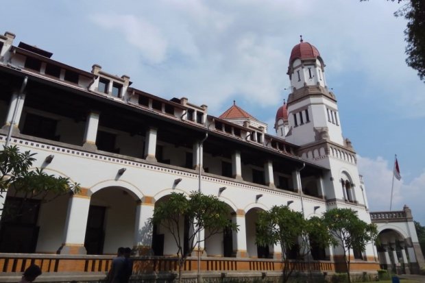 Lawang Sewu, salah satu objek wisata sejarah di Kota Semarang, Jawa Tengah. Lawang Sewu dahulu merupakan kantor jawatan kereta api Belanda atau Nederlands-Indische Spoorweg Maatschappij. 