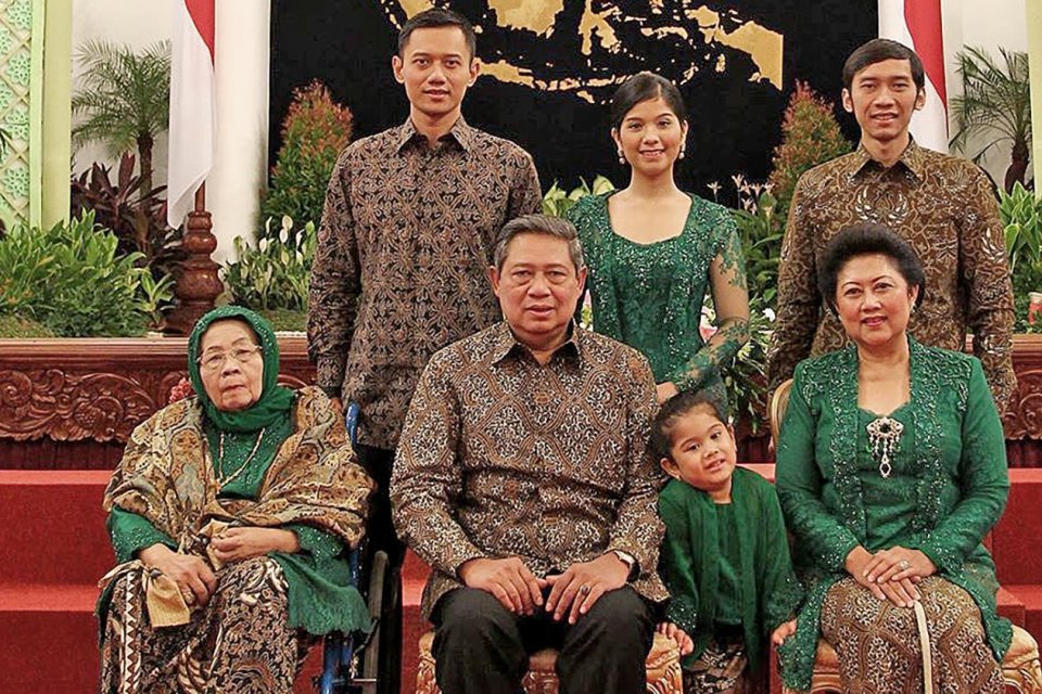 Ibu Siti Habibah binti Abdul Kohar (paling kiri), ibunda dari Bapak Susilo Bambang Yudhoyono.