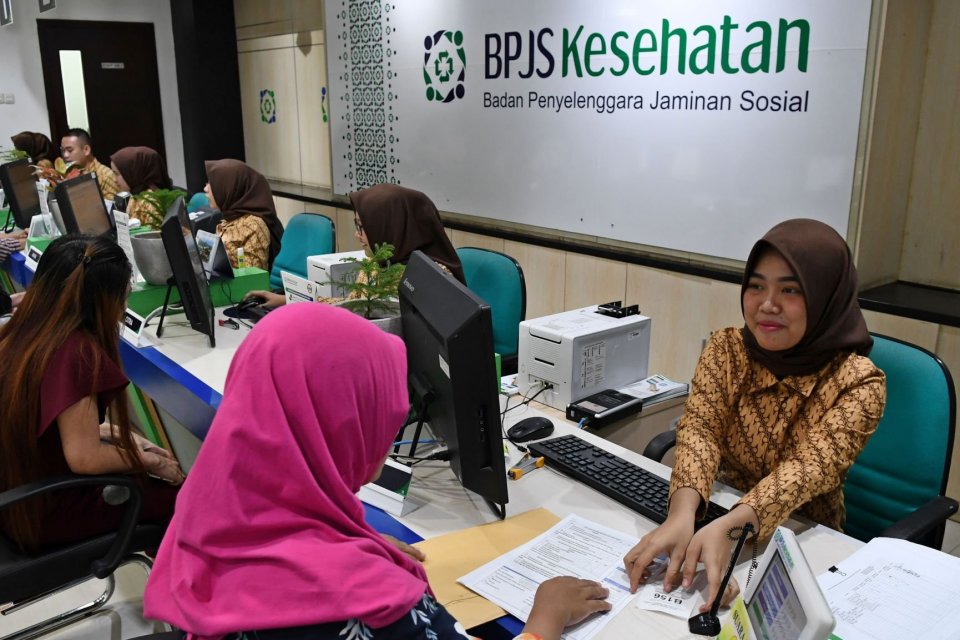 Petugas melayani warga di Kantor Pelayanan BPJS Kesehatan Jakarta Pusat, Matraman, Jakarta, Selasa (3/8/2019). Pemerintah akan menerapkan kenaikan iuran BPJS Kesehatan pada 1 Januari 2020 terhadap peserta non Penerima Bantuan Iuran (PBI) yakni dari sebelu