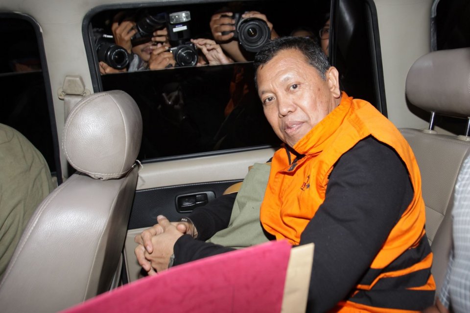 Tersangka Direktur Utama PT Perkebunan Nusantara III (PTPN III) Dolly Pulungan berada di dalam mobil tahanan usai menjalani pemeriksaan di gedung KPK, Jakarta, Rabu (4/9/2019). KPK menahan Direktur Utama PTPN III Dolly Pulungan yang telah ditetapkan sebag