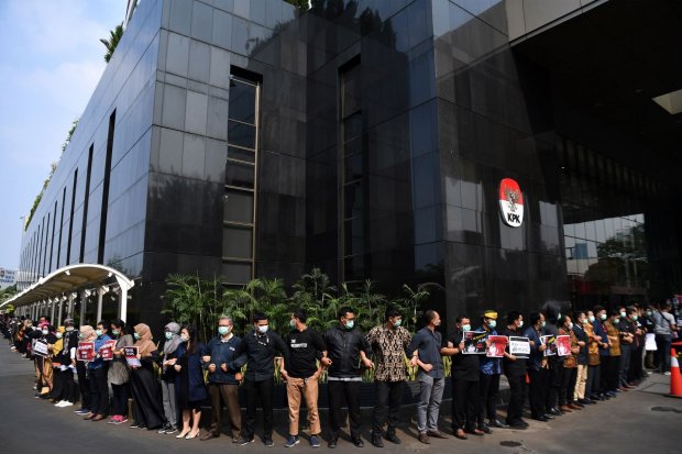 Pegawai KPK menggelar aksi unjuk rasa di kantor KPK, Jakarta, Jumat (6/9/2019). Dalam aksinya mereka menolak revisi UU KPK dan menolak calon pimpinan KPK yang diduga bermasalah. 