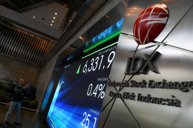 Wartawan mengambil gambar layar pergerakan saham di gedung Bursa Efek Indonesia, Jakarta, Jumat (6/9/2019). Indeks Harga Saham Gabungan (IHSG) ditutup menguat 2,15 poin atau 0,03 persen ke level 6.308,95. 