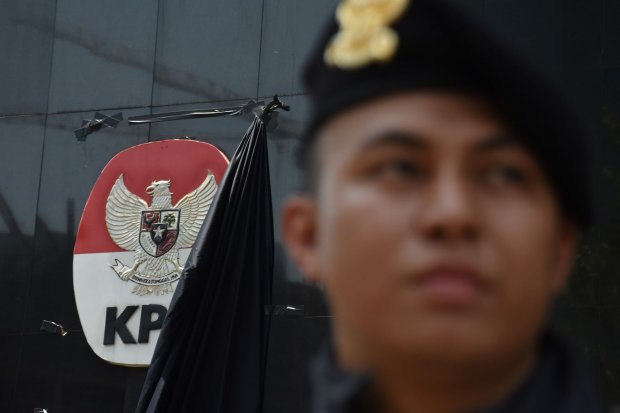 Selembar kain hitam yang menutupi logo KPK tersibak saat berlangsungnya aksi dukungan untuk komisi anti rasuah itu di Gedung Merah Putih KPK, Jakarta, Selasa (10/9/2019). 