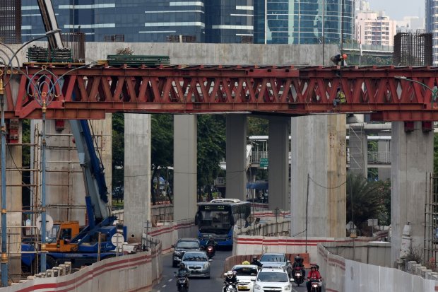 Pekerja memasang rangka untuk konstruksi tiang pancang Light Rail Transit (LRT) Jabodebek di kawasan Rasuna Said, Kuningan, Jakarta, Jumat (13/9/2019). Dirut PT Adhi Karya (Persero) Tbk Budi Harto menyatakan progres pembangunan LRT Jabodebek tahap I sampa