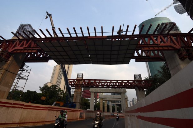 Pekerja memasang rangka untuk konstruksi tiang pancang Light Rail Transit (LRT) Jabodebek di kawasan Rasuna Said, Kuningan, Jakarta, Jumat (13/9/2019). Hingga September 2019, Adhi Karya baru meraih 25% dari target kontrak baru perusahaan yang dipatok Rp 3