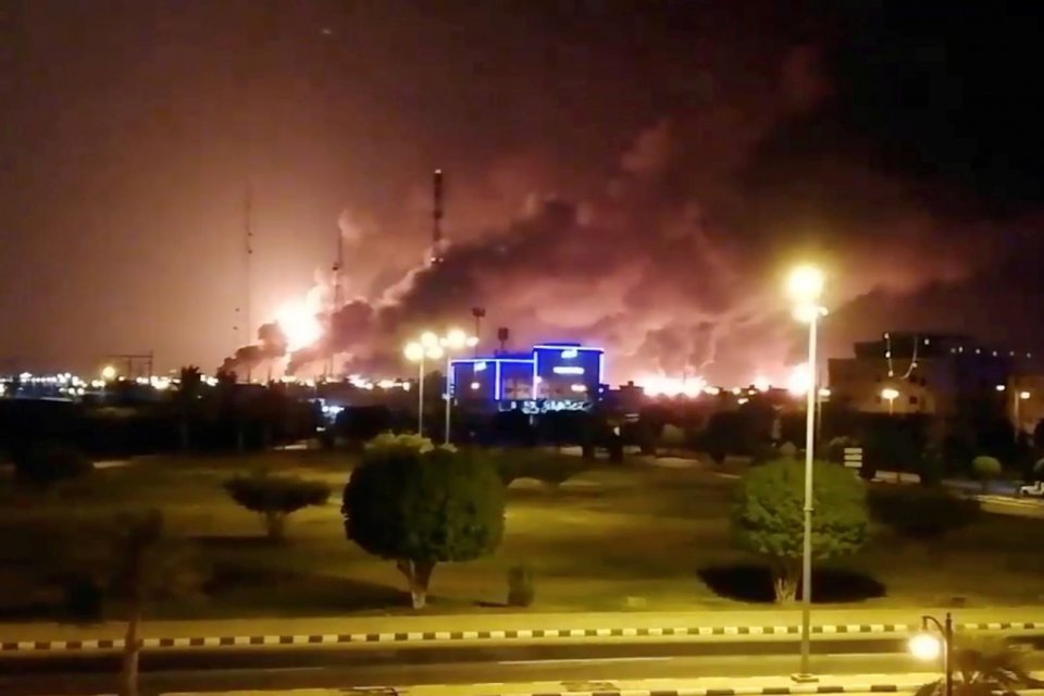 Asap terlihat menyusul kebakaran di sebuah pabrik Aramco di Abqaiq, Arab Saudi, Sabtu (14/9/2019), dalam gambar yang didapatkan dari media sosial. 