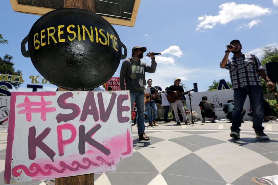 Aktivis yang tergabung dalam koalisi masyarakat sipil Aceh berorasi pada aksi mendukung KPK dan menolak revisi UU KPK di Taman Bustanul Salatin, Banda Aceh, Aceh, Selasa (17/9/2019). Koalisi masyarakat sipil Aceh menentang segala bentuk upaya yang melemah