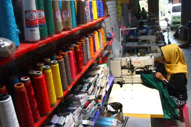Pengusaha meminta pemerintah memberlakukan tindakan safeguard untuk melindungi produk tekstil dalam negeri dari gempuran impor.
