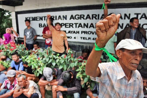 Petani dan warga masyarakat yang tergabung dalam Forum Rakyat Bersatu (FRB) mengadakan unjuk rasa di depan Badan Pertanahan Nasional (BPN) Sumatera Utara, Kamis (12/4/2018). Mereka menuntut BPN menyelesaikan konflik lahan antara petani dan PTPN II. 