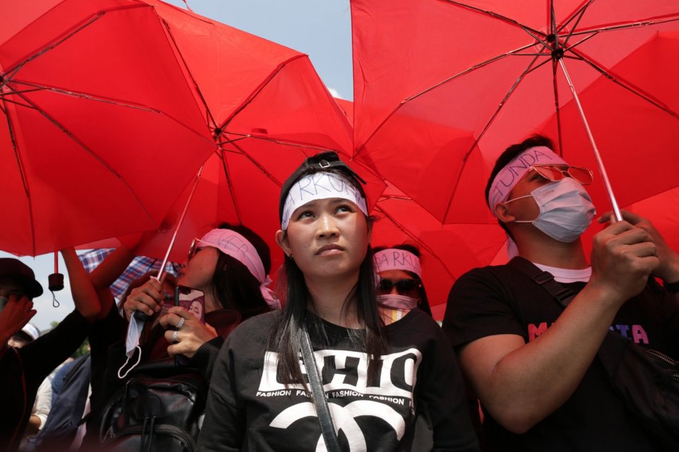 Sejumlah demonstran melakukan aksi demo di depan gedung DPR MPR RI,  Jakarta Pusat (16/9). Dewan Perwakilan Rakyat dan pemerintah keukeuh memasukkan pasal-pasal yang mengatur tentang tindak pidana korupsi dalam Rancangan Kitab Undang-undang Hukum Pidana (