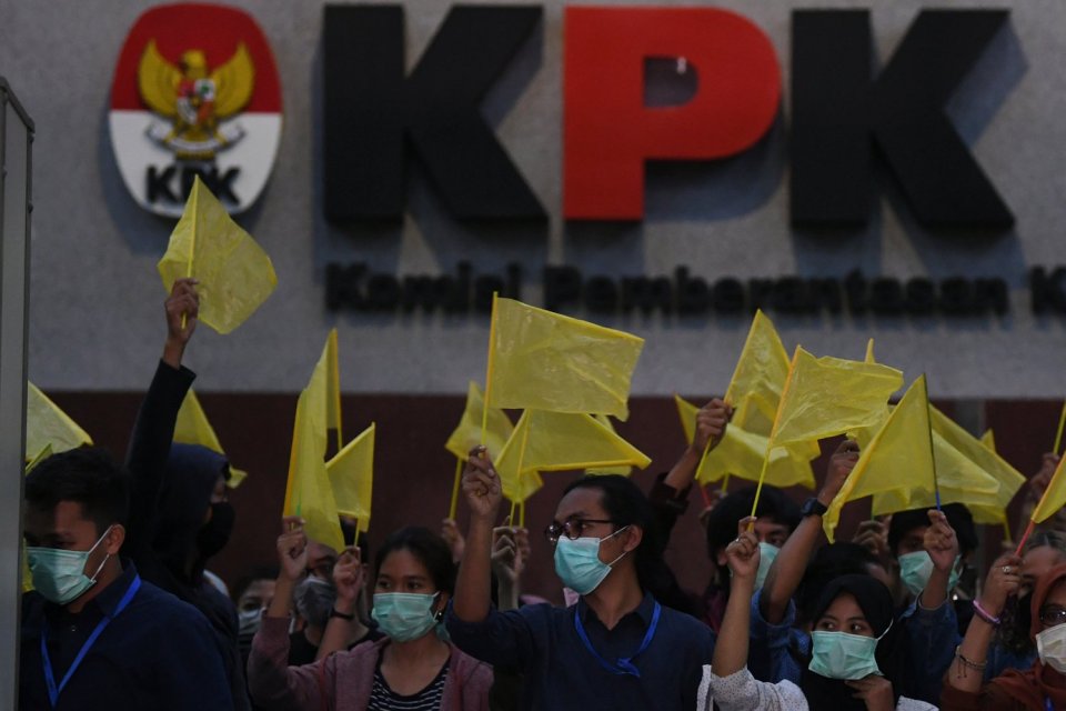 Anggota Wadah Pegawai KPK membawa bendera kuning saat melakukan aksi di gedung KPK Jakarta, Selasa (17/9/2019). Wadah Pegawai KPK dan Koalisi Masyarakat Anti Korupsi melakukan malam renungan bertajuk "Pemakaman KPK" untuk menyikapi pelemahan KPK se