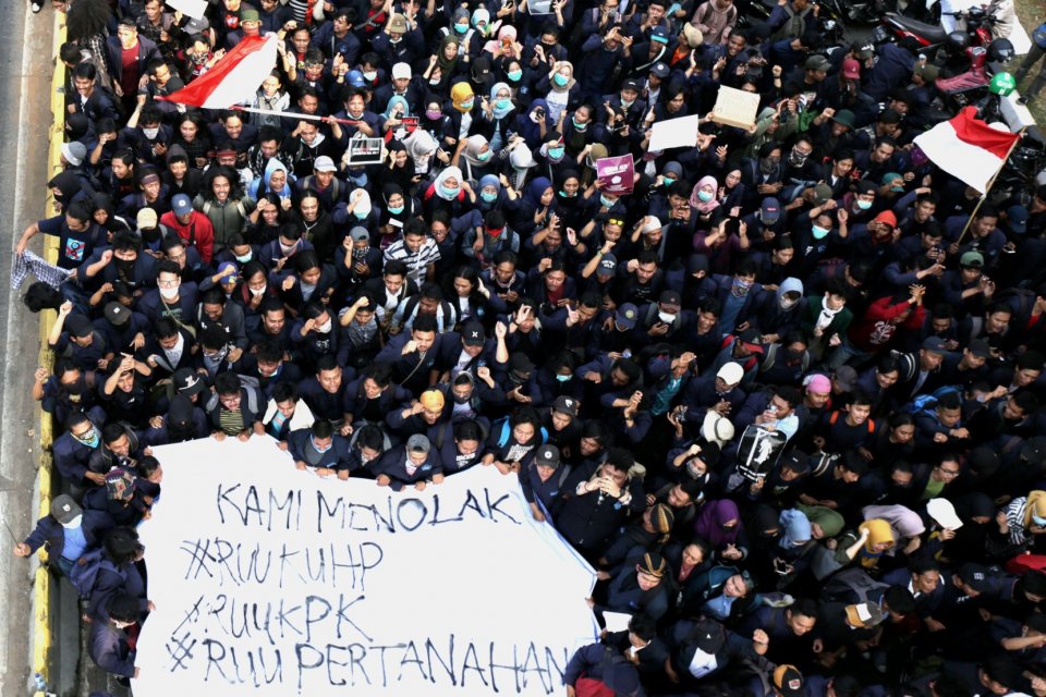 Aksi demonstrasi mahasiswa di depan gedung DPR?MPR RI, Jakarta (23/9).  merebak di sejumlah daerah di Indonesia memprotes rencana pemerintahan Joko Widodo dan Dewan Perwakilan Rakyat (DPR) mengesahkan sejumlah rancangan undang-undang. Demo digelar serenta