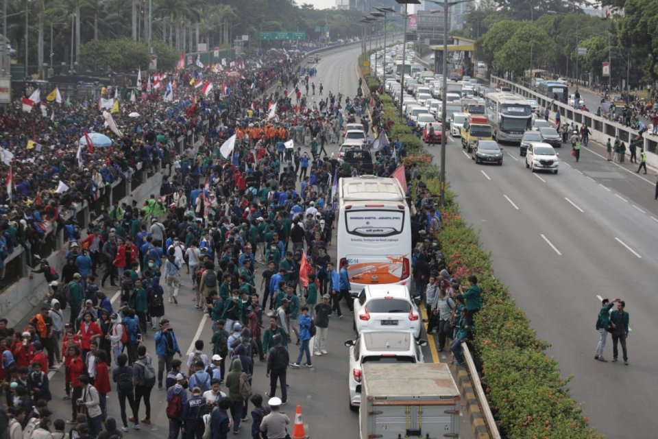 Mahasiswa yang melakukan demonstrasi di depan Gedung DPR RI telah memenuhi badan jalan dan menimbulkan kemacetan, di Jakarta, Selasa (24/9/2019). 