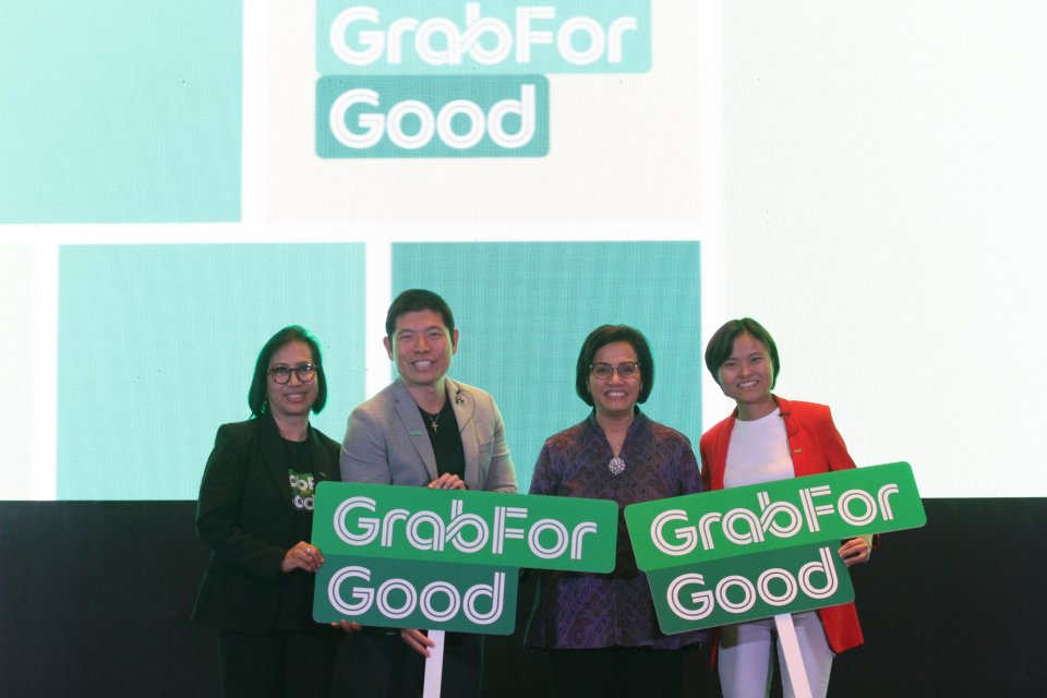 (Dari kiri ke kanan) Managing director Grab Indonesia, CEO Grup Grab Anthony Tan, dan Menteri Keuangan Sri Mulyani saat meluncurkan program Grab for Good. Grab menargetkan bisa menggaet 10 juta UMKM pada 2025.