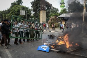 Sejumlah pelajar mengikuti unjuk rasa menolak UU KPK dan RUU KUHP yang berujung ricuh di Jalan Tentara Pelajar, Palmerah, Jakarta, Rabu (25/9/2019). 