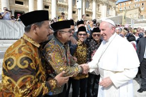  Ketua Umum Pimpinan Pusat Gerakan Pemuda Ansor Yaqut Cholil Qoumas bertemu dengan Paus Fransiskus di Vatikan, Rabu (25/9) pagi.