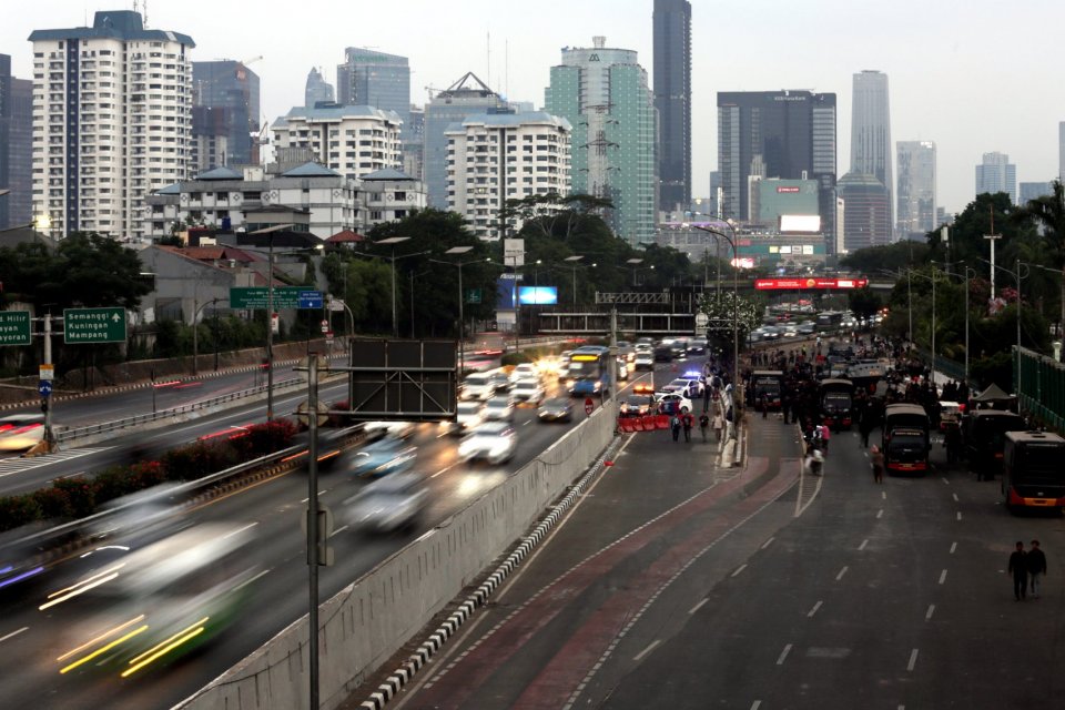 Kondisi lalu lintas di depan kompleks Parlemen di Jakarta, Selasa (26/9). 