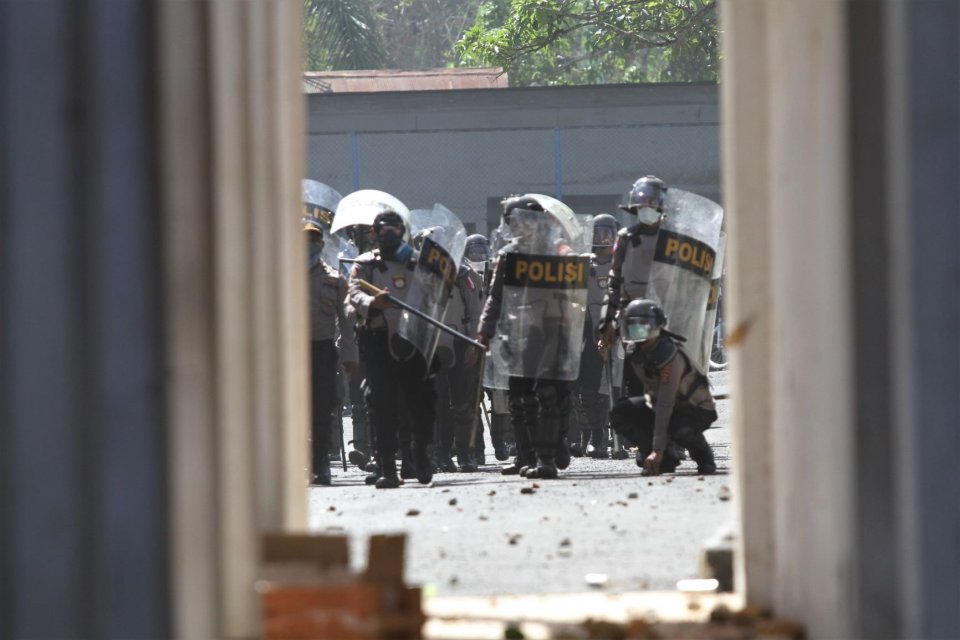 Personel Polda Sulawesi Tenggara berusaha membubarkan mahasiswa yang berusaha masuk ke dalam gedung DPRD Sulawesi Tenggara saat aksi unjuk rasa di Kendari, Sulawesi Tenggara, Kamis (26/9/2019). Ribuan mahasiswa dari berbagai perguruan tinggi di Kendari te