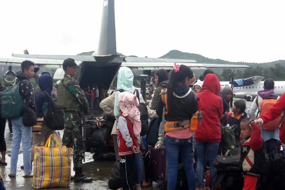Warga antre menaiki pesawat milik TNI di Bandara Wamena, Jayawijaya, Papua, Sabtu (28/9/2019). Warga Wamena terus memadati bandara untuk meninggalkan Wamena pascakerusuhan pada Senin (23/9/2019). 