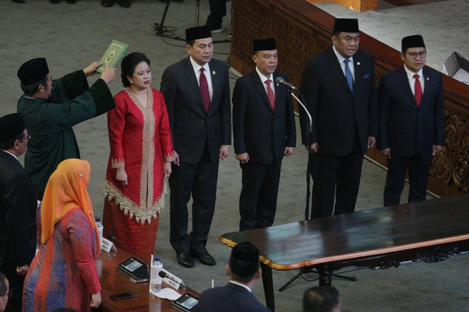 Suasana pelantikan pimpinan DPR RI di gedung Nusantara II, Kompleks Parlemen, Senayan, Jakarta (1/10). Politisi PDI-P Puan Maharani (kiri) ditetapkan sebagai Ketua DPR periode 2019-2024 melalui Rapat Paripurna dan diwakili oleh Sufmi Dasco Ahmad dari Fra