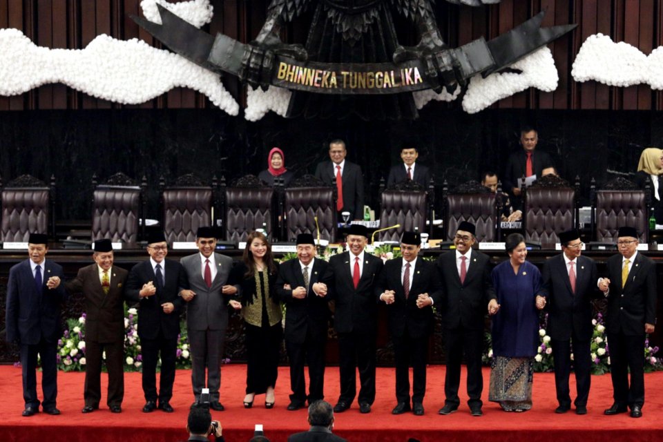 Bambang Soesatyo (tujuh kiri) terpilih sebagai ketua MPR periode 2019-2024. Sebanyak 10 pimpinan MPR bertemu Jokowi di Istana guna membahas acara pelantikan presiden 20 Oktober mendatang. 