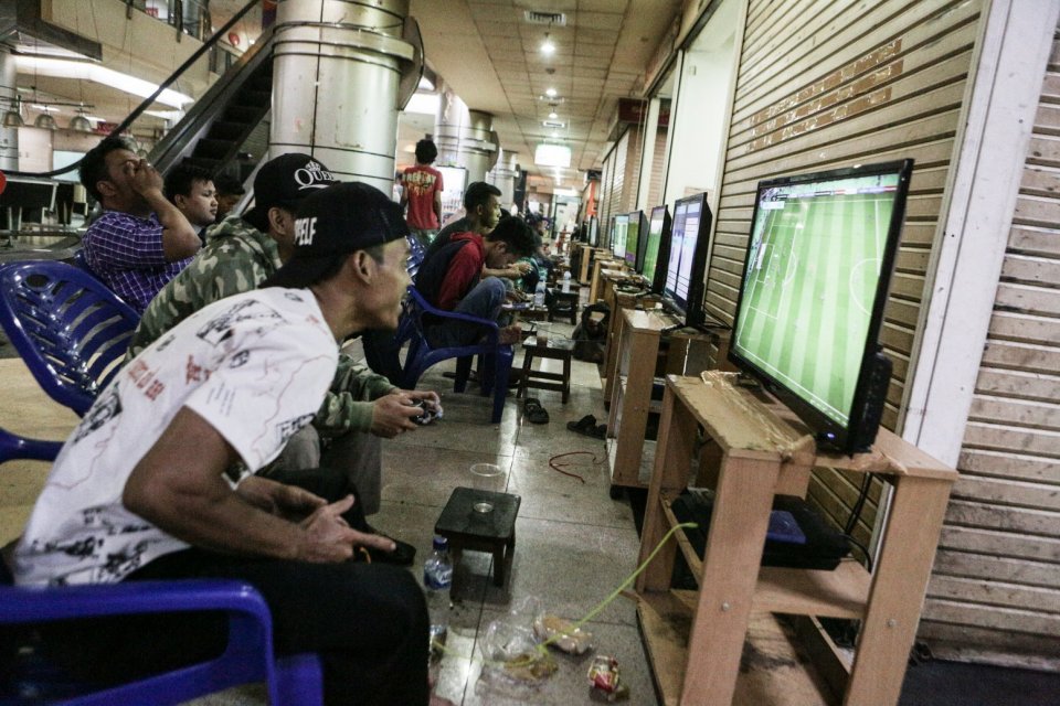 Lantai dasar mal yang beralih fungsi sebagai arena Playstation di WTC Mangga Dua, Jakarta (08/10/2019). 