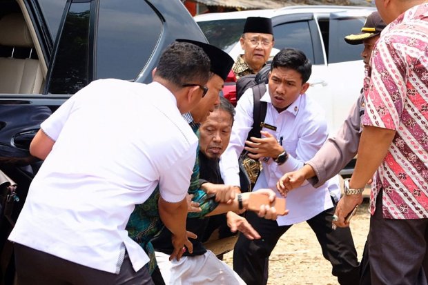 Wiranto, Menkopolhukam, Pandeglang. Wiranto ditusuk