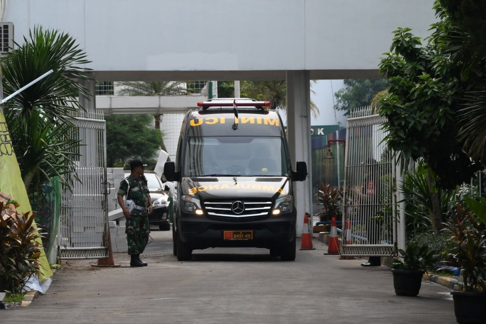 Mobil ambulance keluar dari Instalasi Gawat Darurat setelah mengantar Menko Polhukam Wiranto, di RSPAD Gatot Soebroto, Jakarta, Kamis (10/10/2019). Menko Polhukam Wiranto dibawa dan dirawat di RSPAD setelah sebelumnya mendapat perawatan di RSUD Berkah Pan
