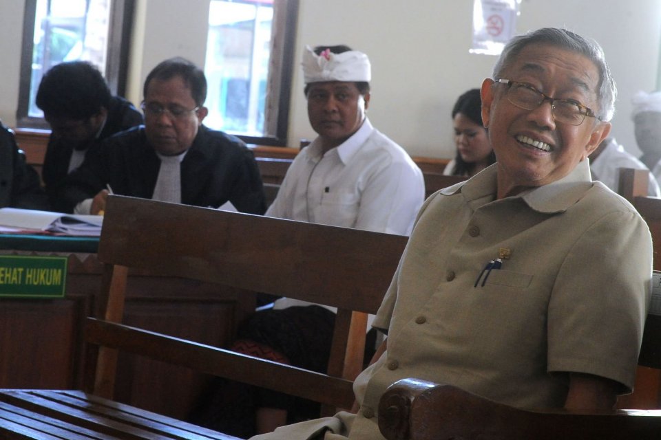 Pemilik Maspion Group Alim Markus (kanan) memberikan keterangan disaksikan mantan Wakil Gubernur Bali periode 2013-2018 I Ketut Sudikerta (kedua kanan) di Pengadilan Negeri Denpasar, Bali, Kamis (10/10/2019). 