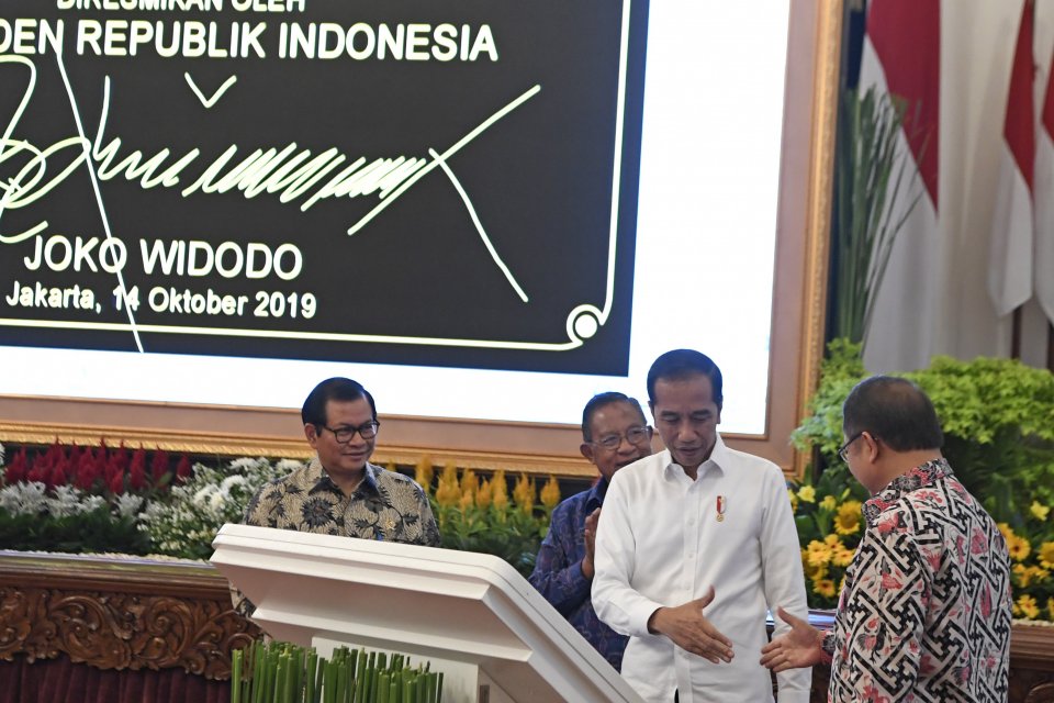 Presiden Joko Widodo (kedua kanan) bersama Menkominfo Rudiantara (kanan), Menko Perekonomian Darmin Nasution (kedua kiri) dan Seskab Pramono Anung meresmikan pengoperasian Palapa Ring di Istana Merdeka, Jakarta, Senin (14/10/2019). Palapa Ring tersebut ak